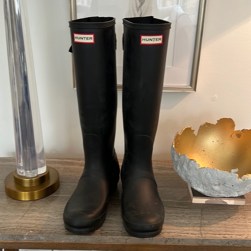 Hunter rain boots! Barely worn!!! Adjustable calf strap!